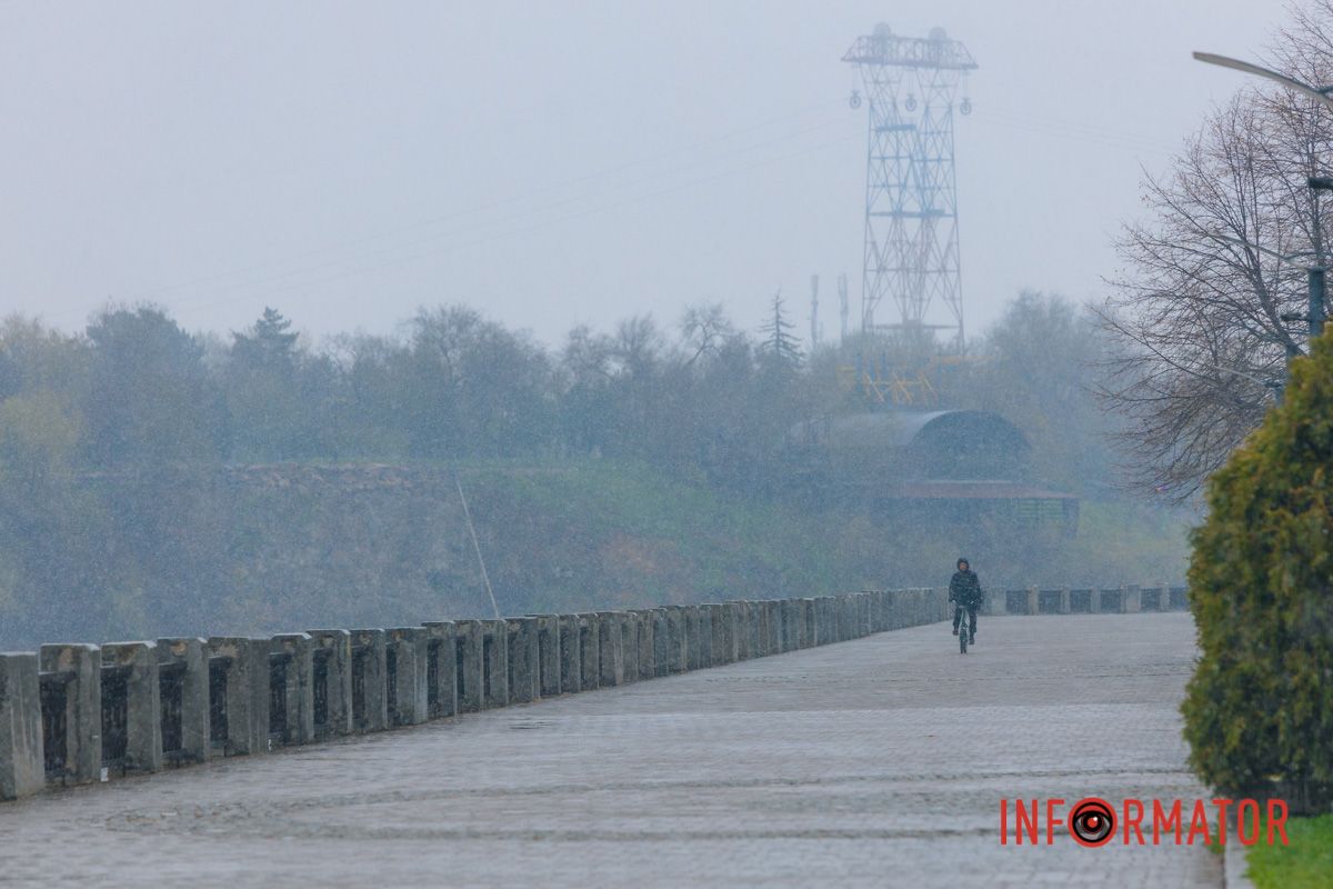 Тюльпани під білою ковдрою: Дніпро у квітні засипає снігом 23