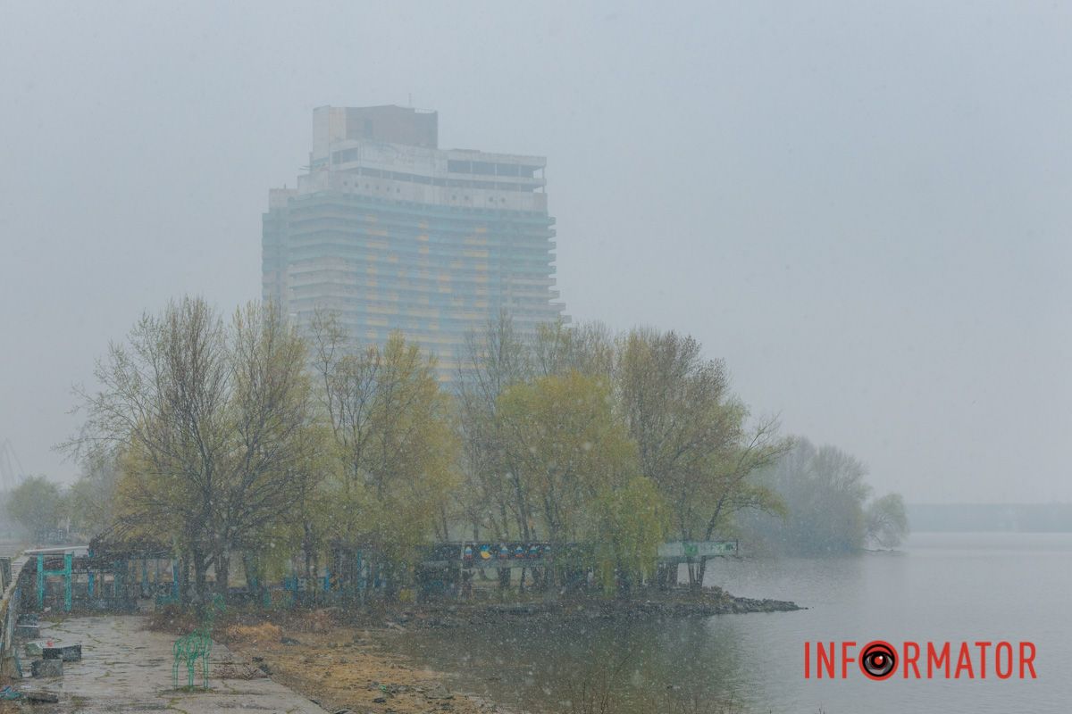 Тюльпани під білою ковдрою: Дніпро у квітні засипає снігом 19