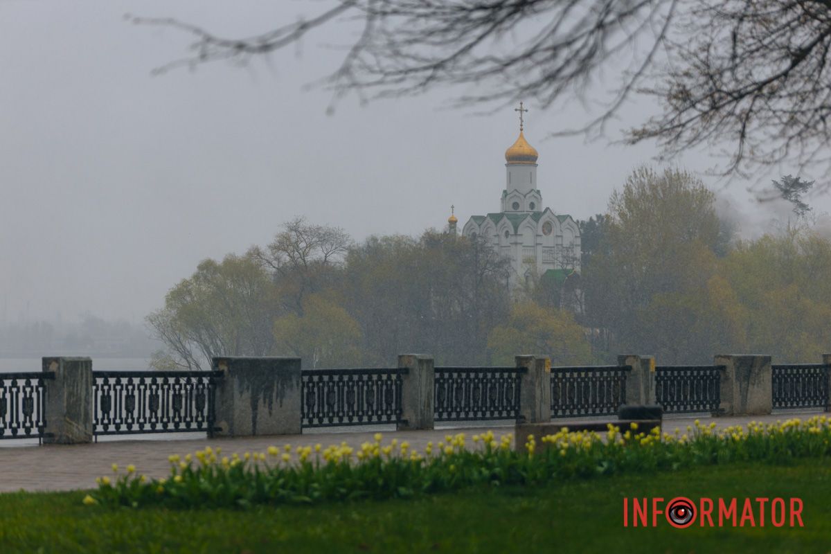Тюльпани під білою ковдрою: Дніпро у квітні засипає снігом 27