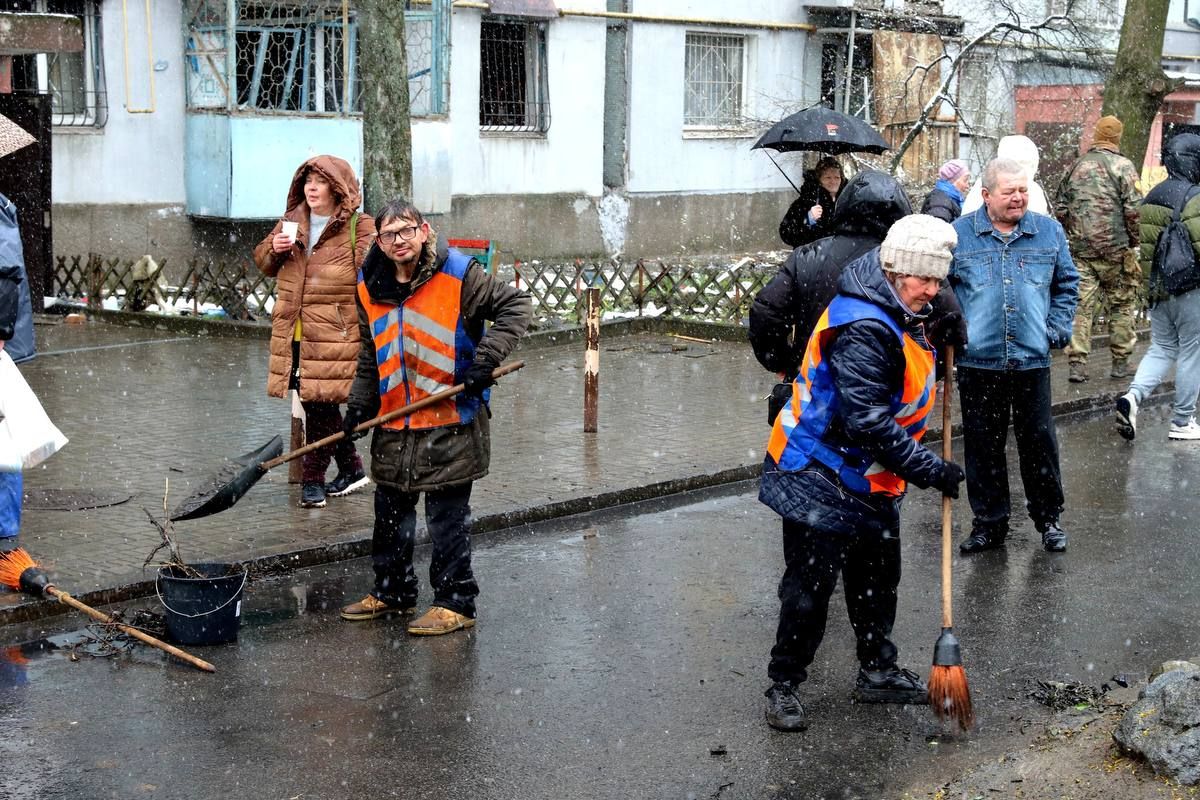З вулиць та дворів вивезли понад 50 тонн будівельного сміття, скла та знищених дерев З вулиць та дворів вивезли понад 50 тонн будівельного сміття, скла та знищених дерев