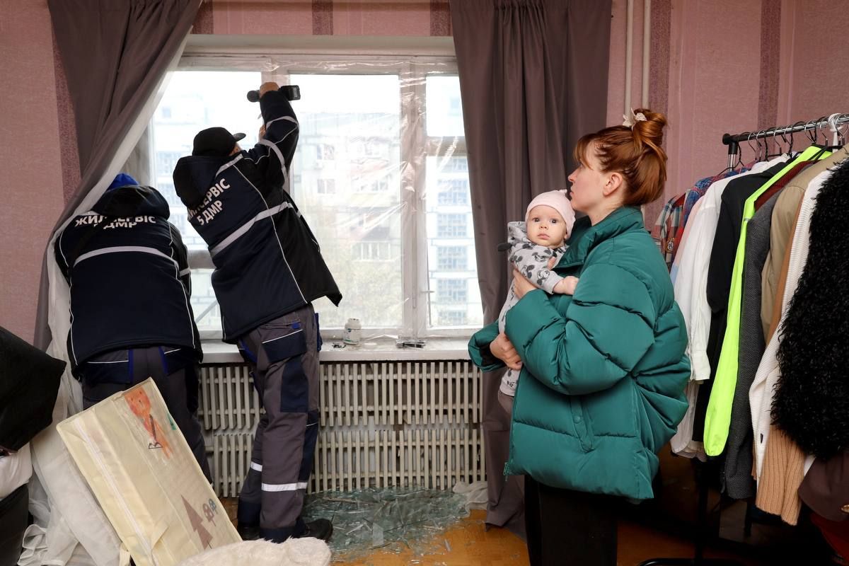У багатоповерхівках, де вибило понад 560 вікон, комунальники затягують все плівкою та роблять заміри для встановлення нових склопакетів У багатоповерхівках, де вибило понад 560 вікон, комунальники затягують все плівкою та роблять заміри для встановлення нових склопакетів
