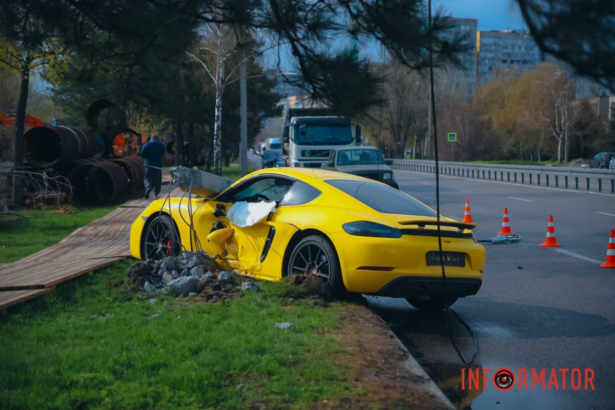 В Днепре на Солнечной Набережной Porsche Cayman врезался в столб.
