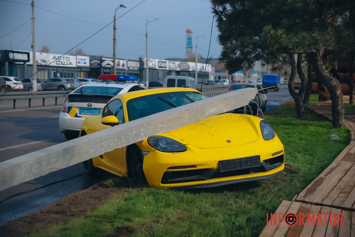 В Днепре на Солнечной Набережной Porsche Cayman врезался в столб 6
