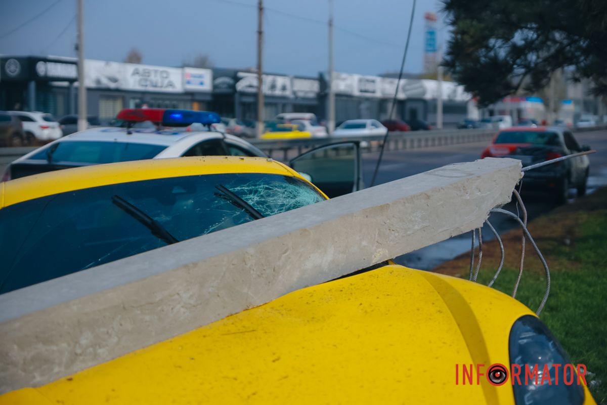 В Днепре на Солнечной Набережной Porsche Cayman врезался в столб 3