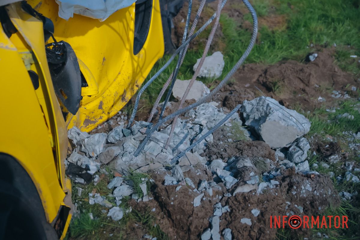 В Днепре на Солнечной Набережной Porsche Cayman врезался в столб 2