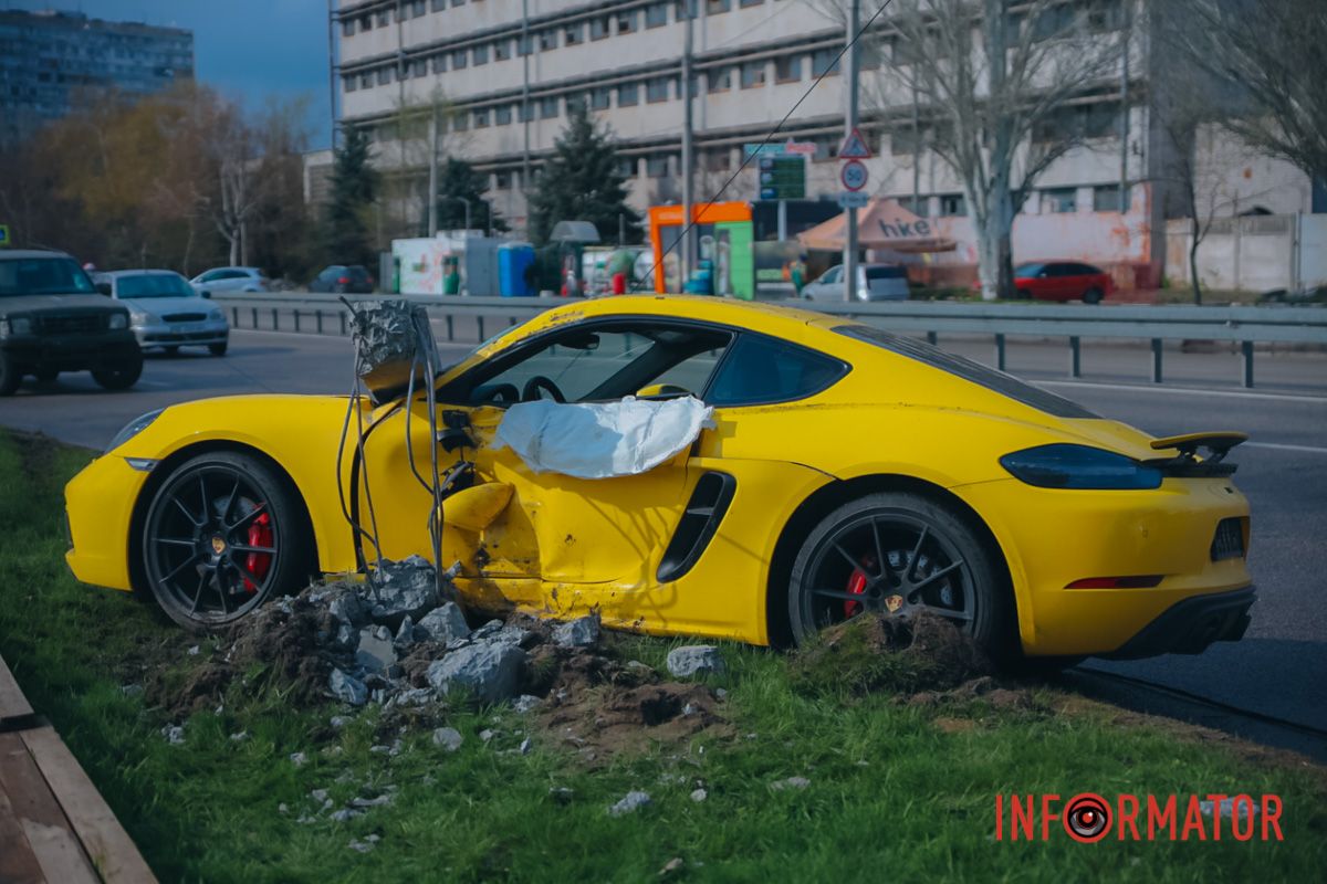 В Днепре на Солнечной Набережной Porsche Cayman врезался в столб 5
