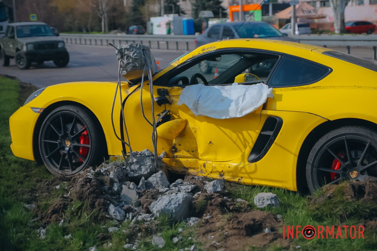 В Днепре на Солнечной Набережной Porsche Cayman врезался в столб 7