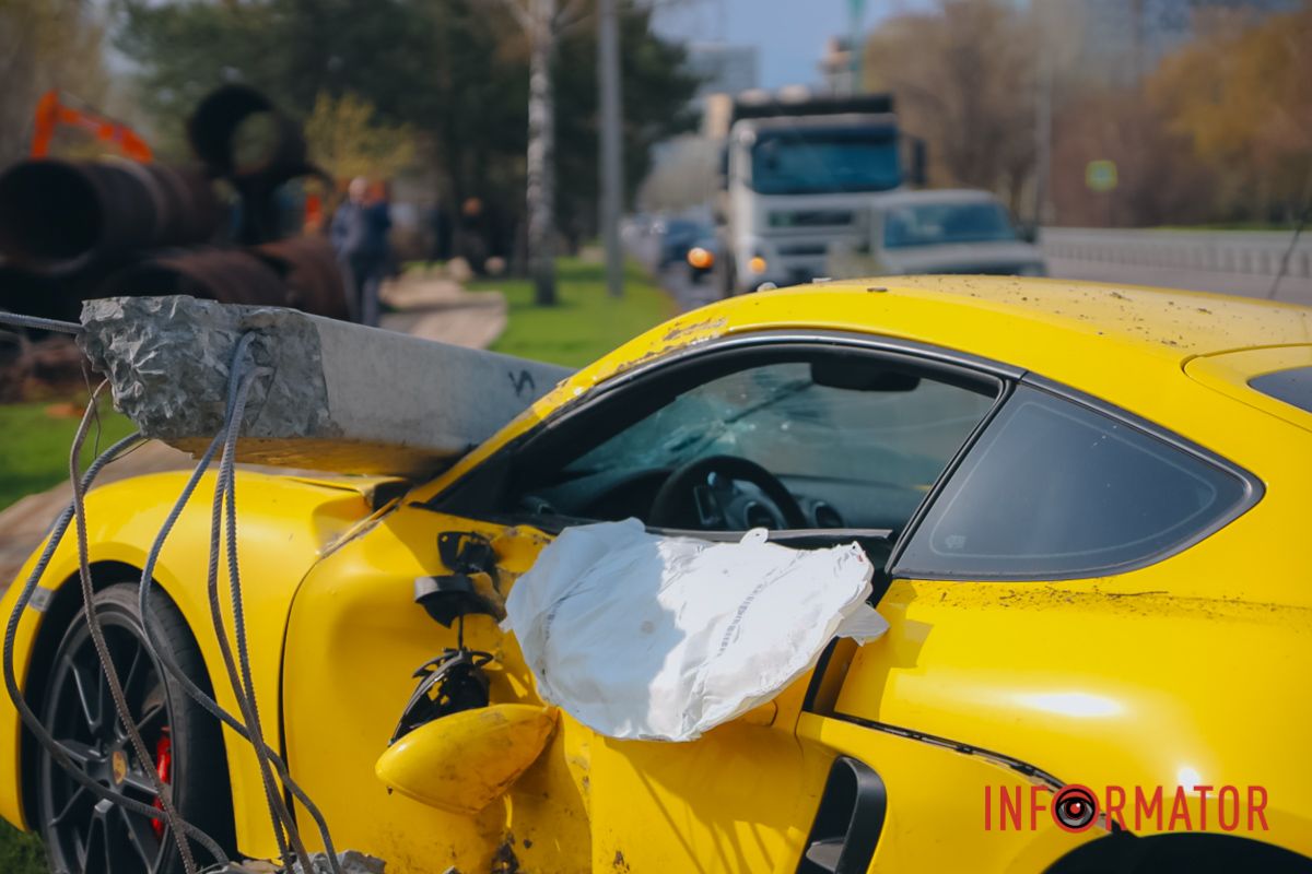 В Днепре на Солнечной Набережной Porsche Cayman врезался в столб 4