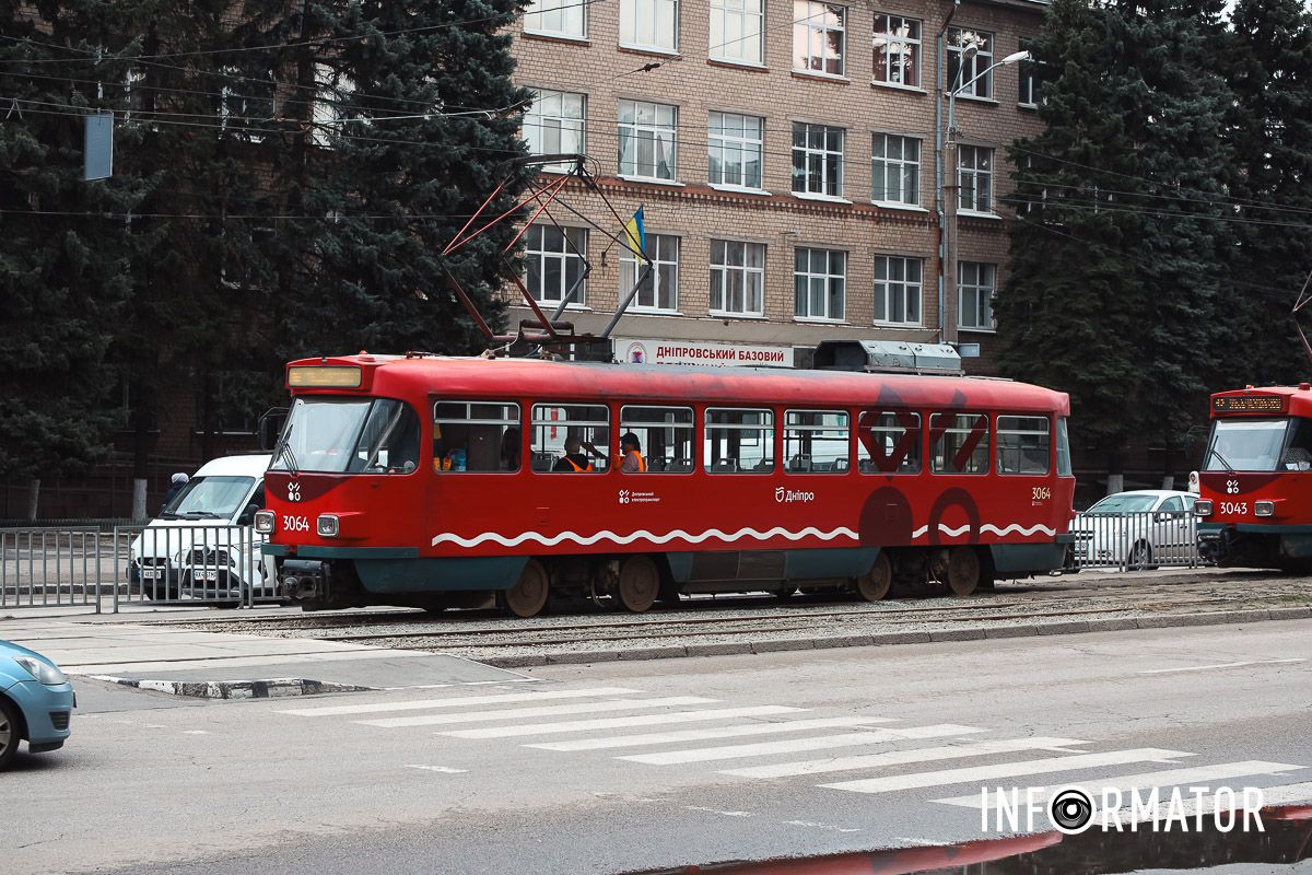 Авария произошла в 16:00 В Днепре на проспекте Хмельницкого столкнулись Ford и Mitsubishi, трамваи остановились: момент ДТП 3