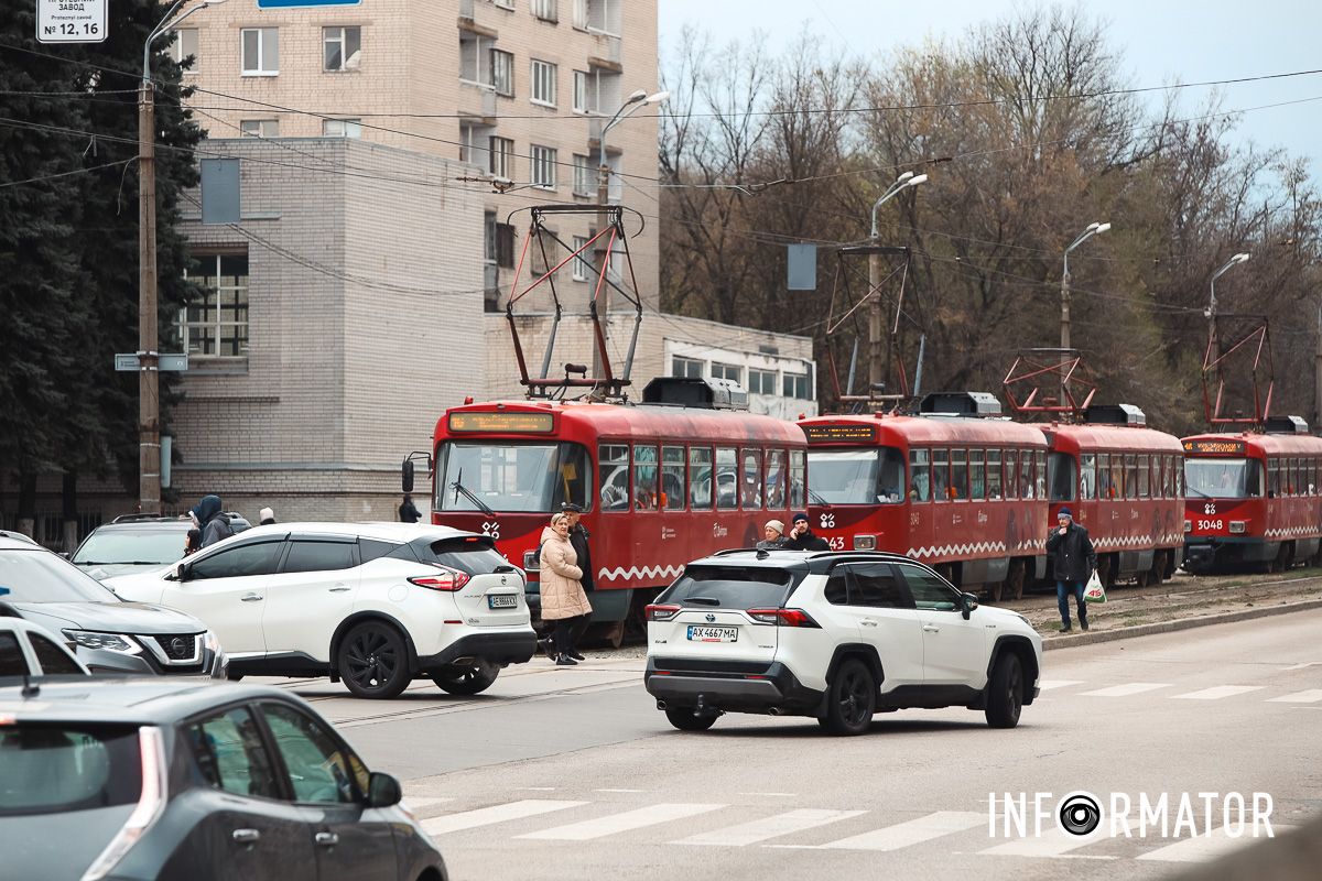 Трамваи №12 и №16 не курсируют в обоих направлениях В Днепре на проспекте Хмельницкого столкнулись Ford и Mitsubishi, трамваи остановились: момент ДТП 1