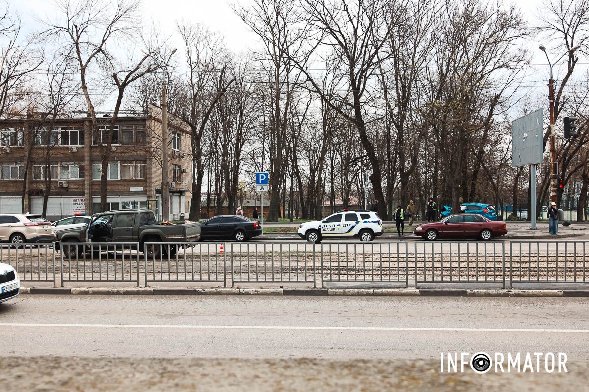 Столкнулись Ford и Mitsubishi В Днепре на проспекте Хмельницкого столкнулись Ford и Mitsubishi, трамваи остановились: момент ДТП 2