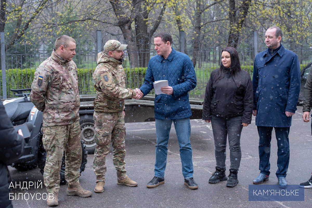 Передали бойцам 2-го батальона 12-й бригады "Азов" Национальной гвардии Украины В Каменском передали квадроцикл бойцам бригады «Азов» Национальной гвардии Украины 2