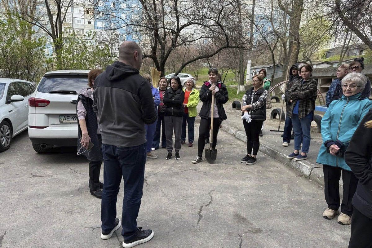 Команда нардепа також заздалегідь привезла у двори фарбу, пензлі, граблі, лопати, сміттєві пакети та рукавиці Команда нардепа також заздалегідь привезла у двори фарбу, пензлі, граблі, лопати, сміттєві пакети та рукавиці