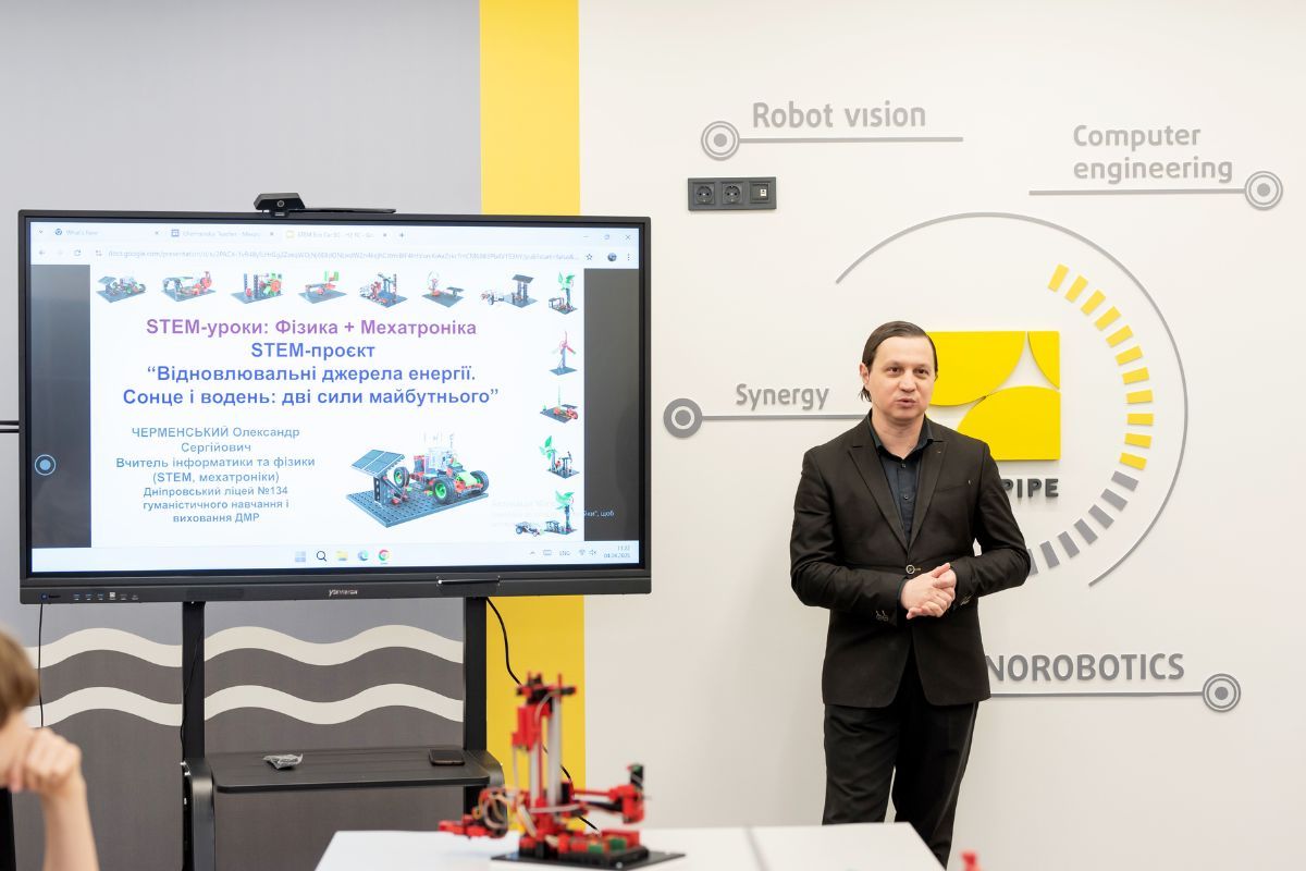 Вони здобудуть перші навички управління промисловими роботами