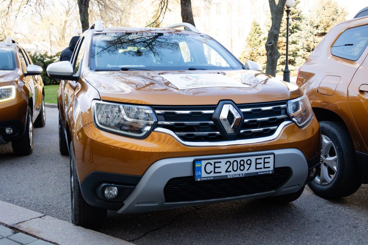 Разом з головою Дніпропетровської обласної військової адміністрації Сергієм Лисаком він передав сім машин для працівників соціальної сфери