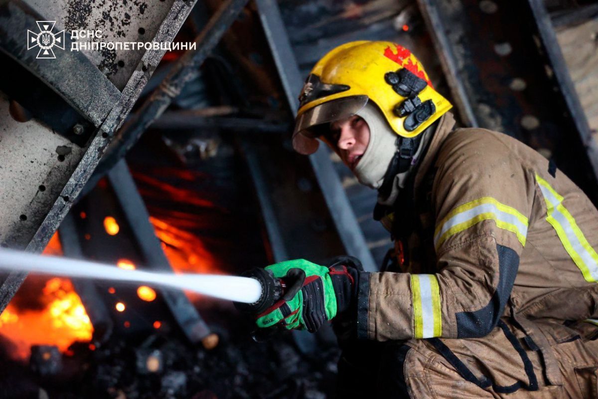 На них перебувала легкозаймиста продукція, як серветки та підгузки, тому вогонь після атаки швидко розійшовся На них перебувала легкозаймиста продукція, як серветки та підгузки, тому вогонь після атаки швидко розійшовся