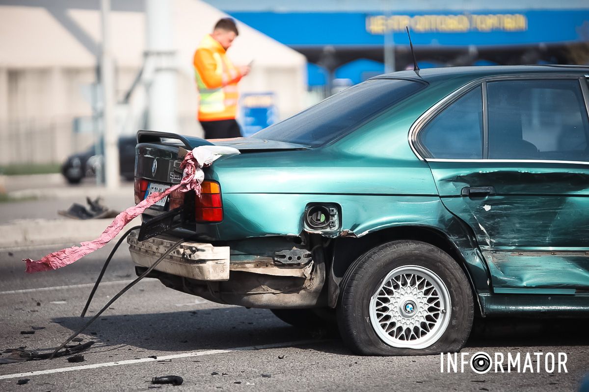 Станом на 10:00 на виїзді з Дніпра рух відбувається по двох смугах з пʼяти BMW розірвало на шматки: навпроти «Метро» на виїзді із Дніпра сталася масштабна ДТП 10