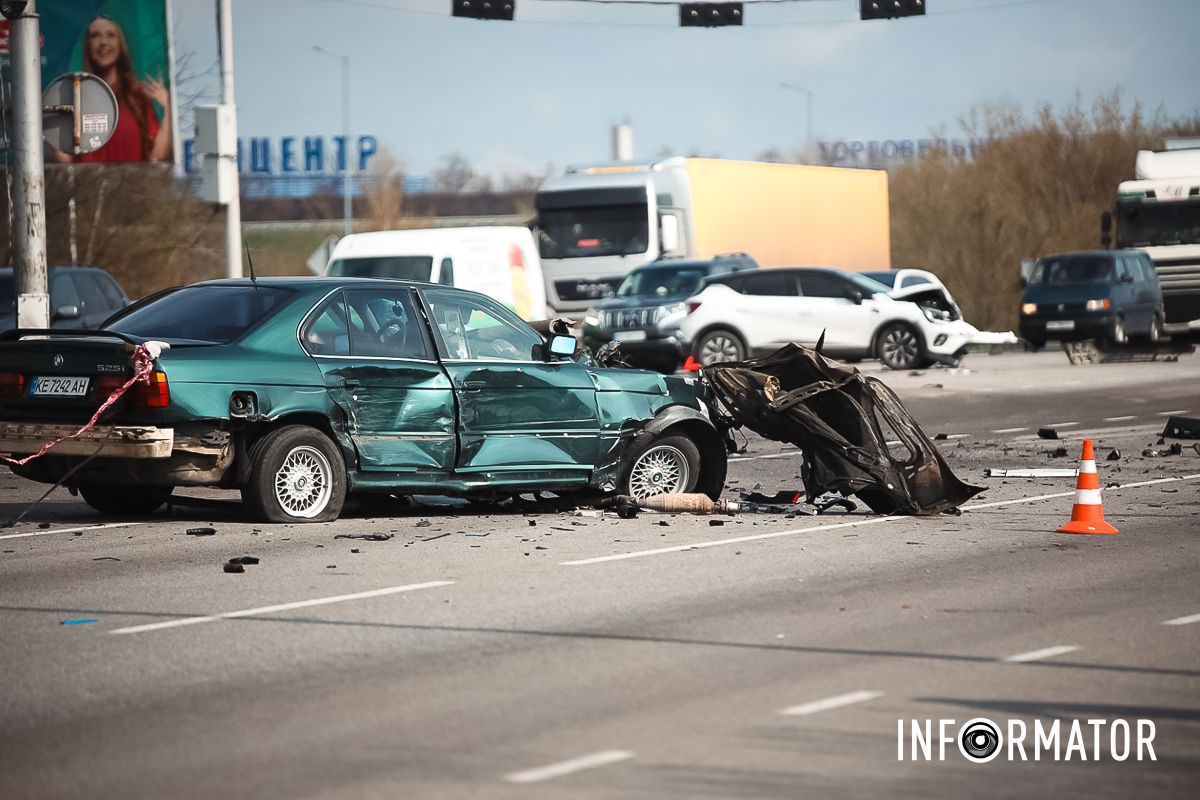 На Слобожанському проспекті BMW розірвало на шматки: навпроти «Метро» на виїзді із Дніпра сталася масштабна ДТП 3