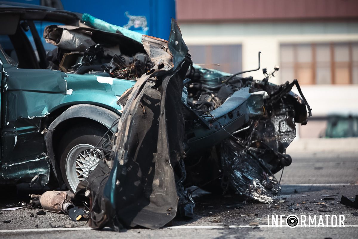 Уламки автівок розкидало по всій дорозі BMW розірвало на шматки: навпроти «Метро» на виїзді із Дніпра сталася масштабна ДТП 7