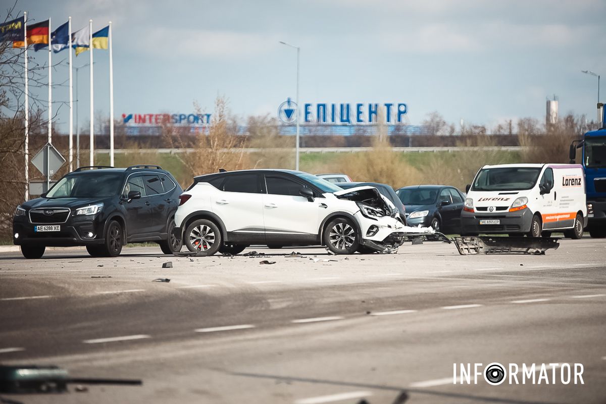 Через ДТП виник затор BMW розірвало на шматки: навпроти «Метро» на виїзді із Дніпра сталася масштабна ДТП 8