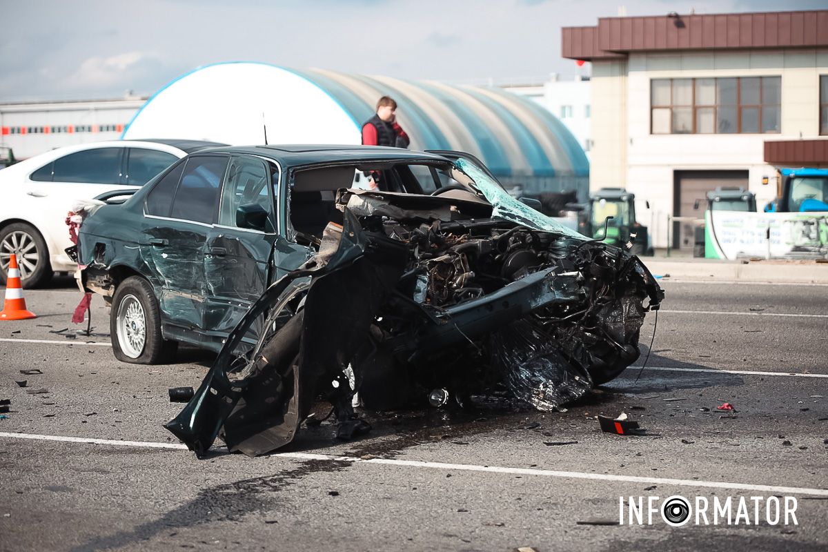 На щастя, ніхто не постраждав BMW розірвало на шматки: навпроти «Метро» на виїзді із Дніпра сталася масштабна ДТП 9