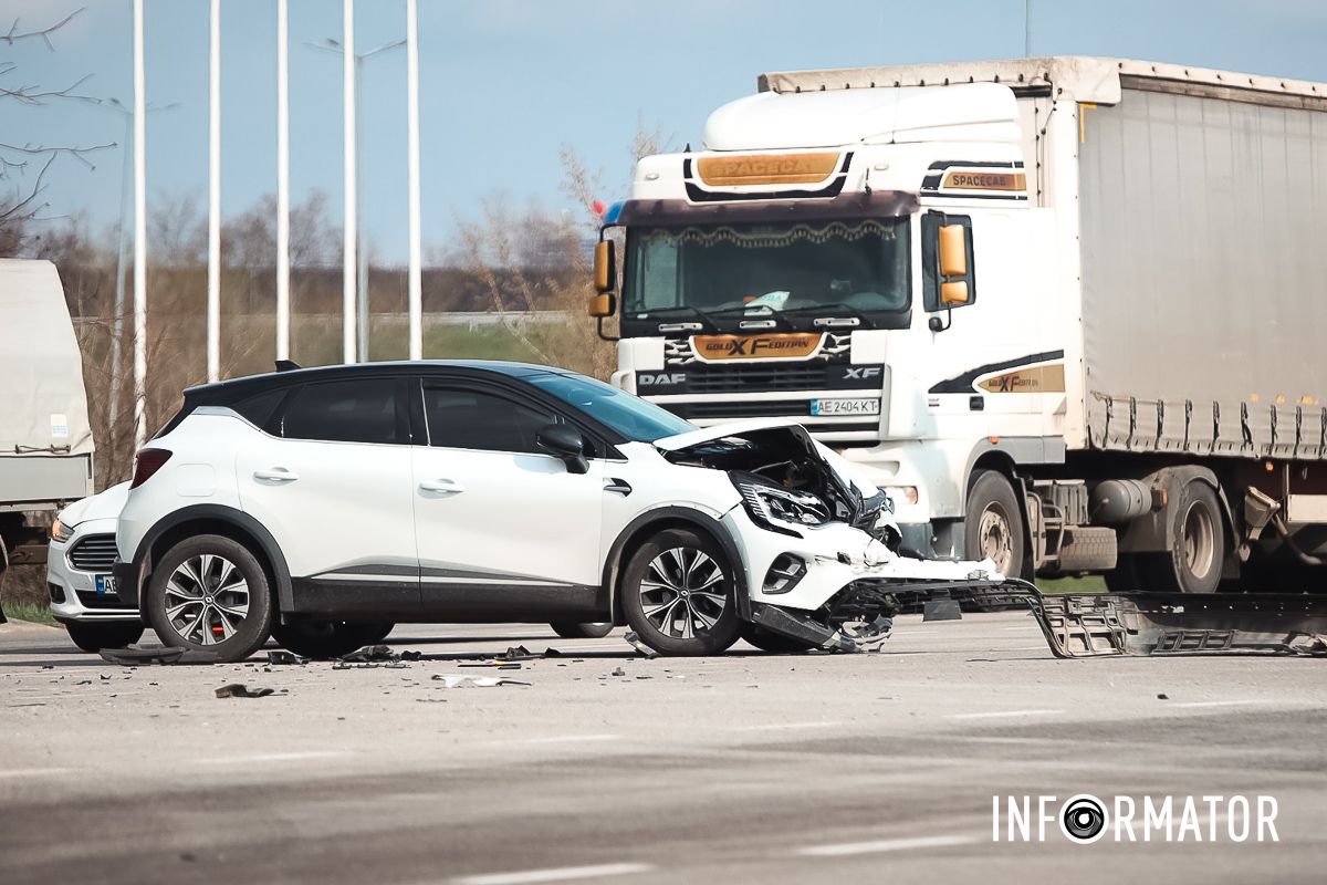 Зіткнулись BMW та Renault BMW розірвало на шматки: навпроти «Метро» на виїзді із Дніпра сталася масштабна ДТП 4