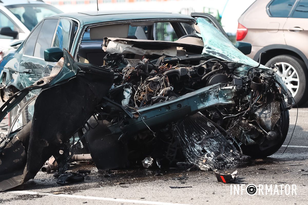 BMW розірвало на шматки BMW розірвало на шматки: навпроти «Метро» на виїзді із Дніпра сталася масштабна ДТП 1