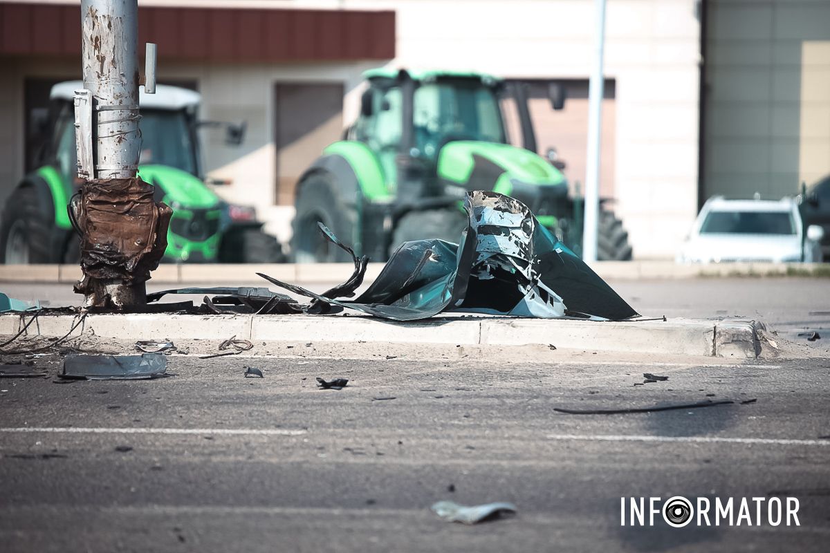 Капот BMW лежить на острівці безпеки BMW розірвало на шматки: навпроти «Метро» на виїзді із Дніпра сталася масштабна ДТП 11