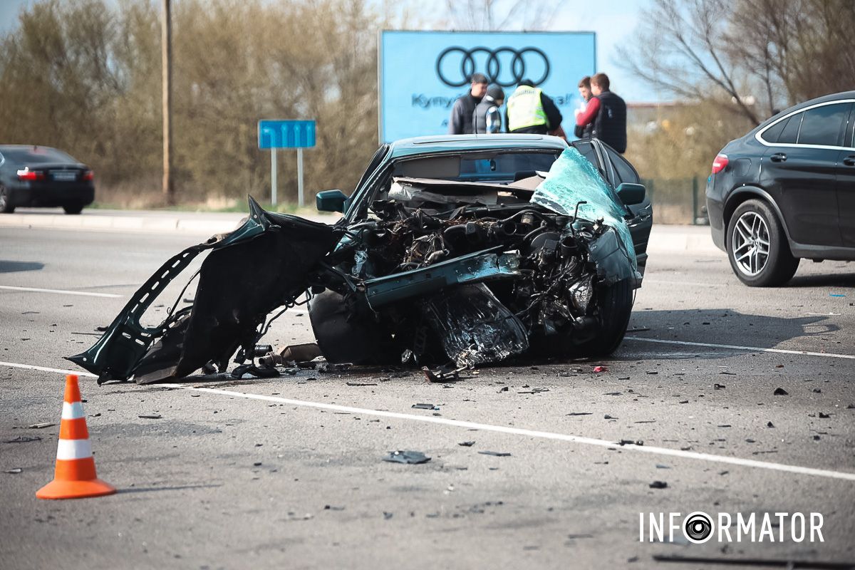 Від удару BMW розірвало на шматки BMW розірвало на шматки: навпроти «Метро» на виїзді із Дніпра сталася масштабна ДТП 5
