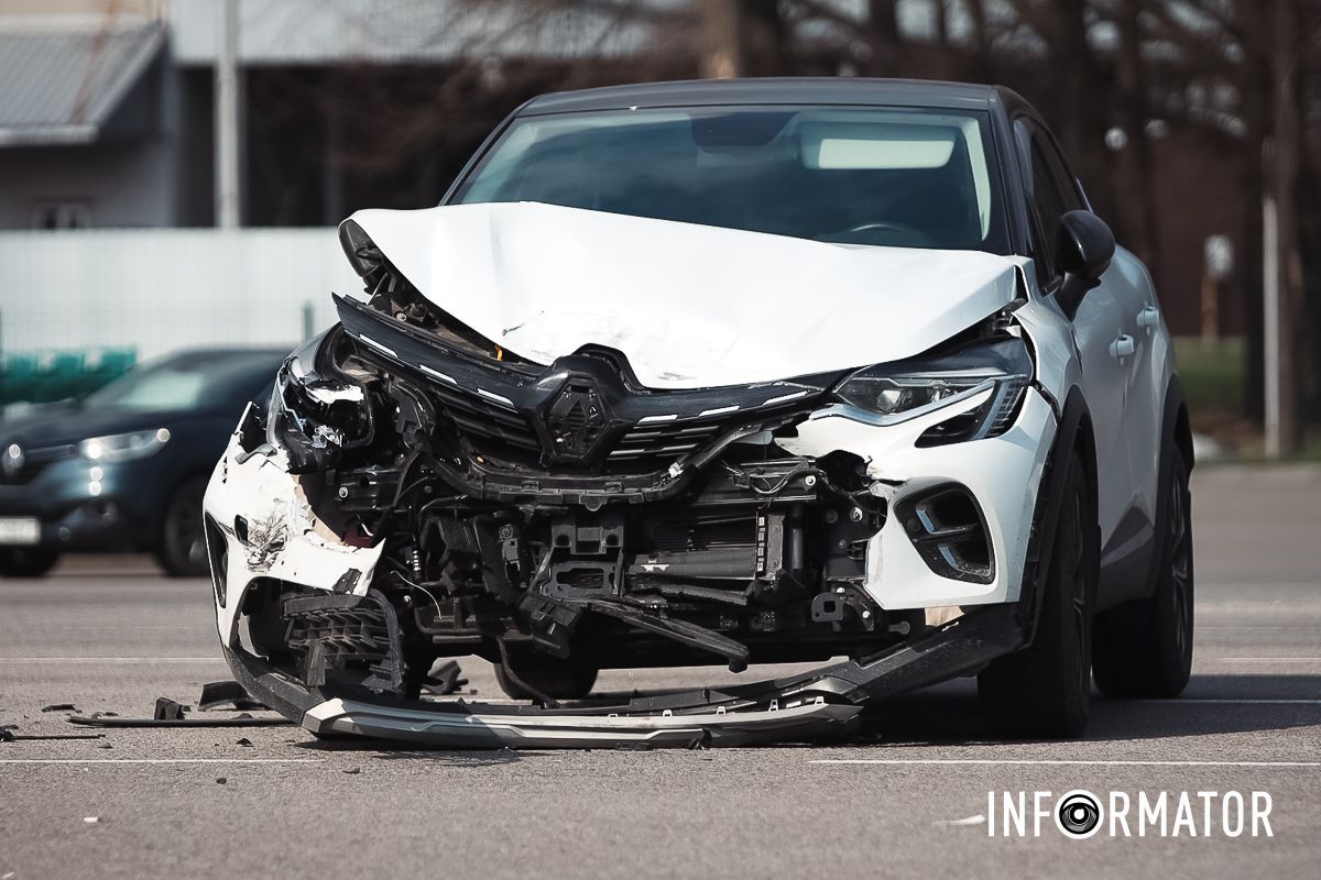 ДТП на виїзді із Дніпра BMW розірвало на шматки: навпроти «Метро» на виїзді із Дніпра сталася масштабна ДТП 2