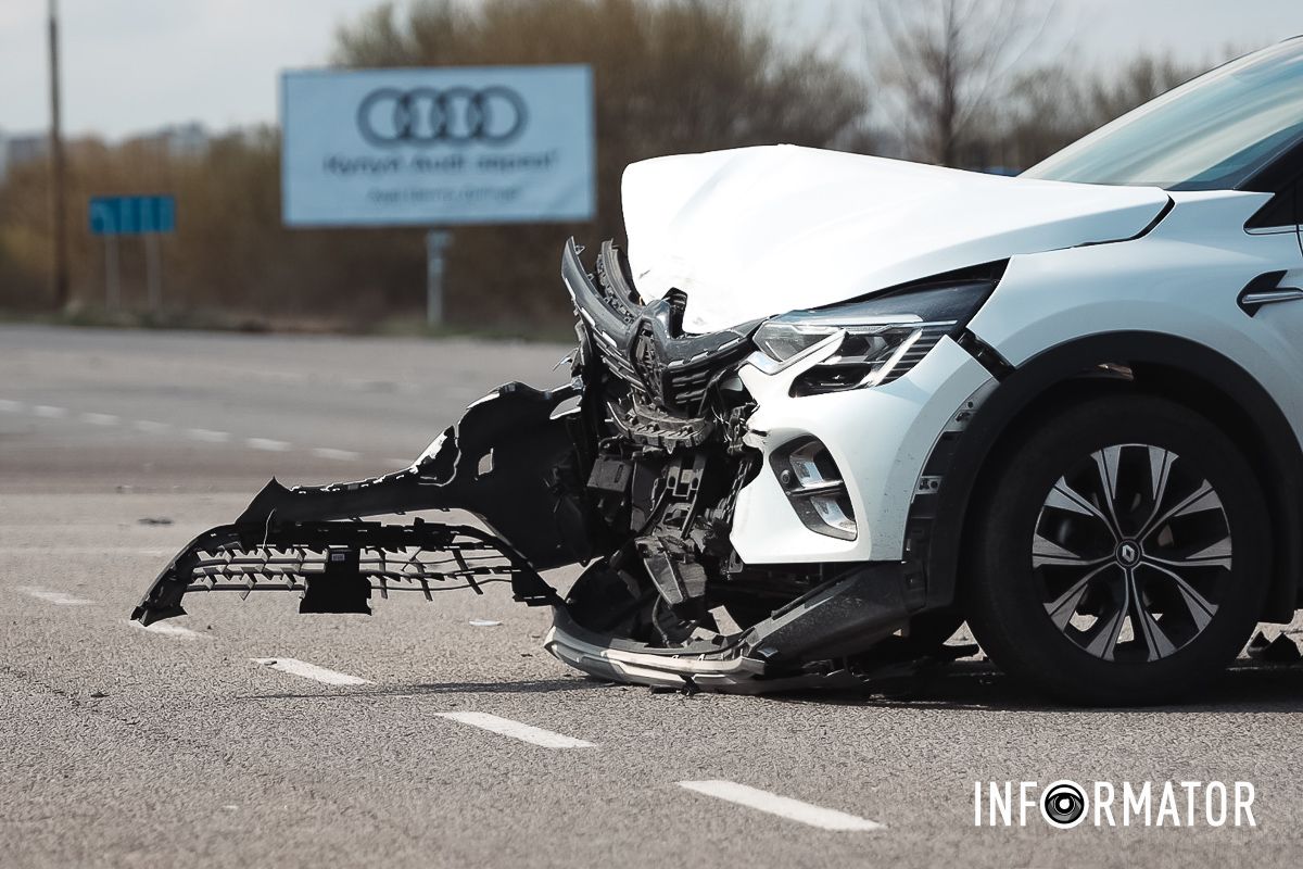 Всі обставини ДТП встановлюють поліцейські BMW розірвало на шматки: навпроти «Метро» на виїзді із Дніпра сталася масштабна ДТП 12