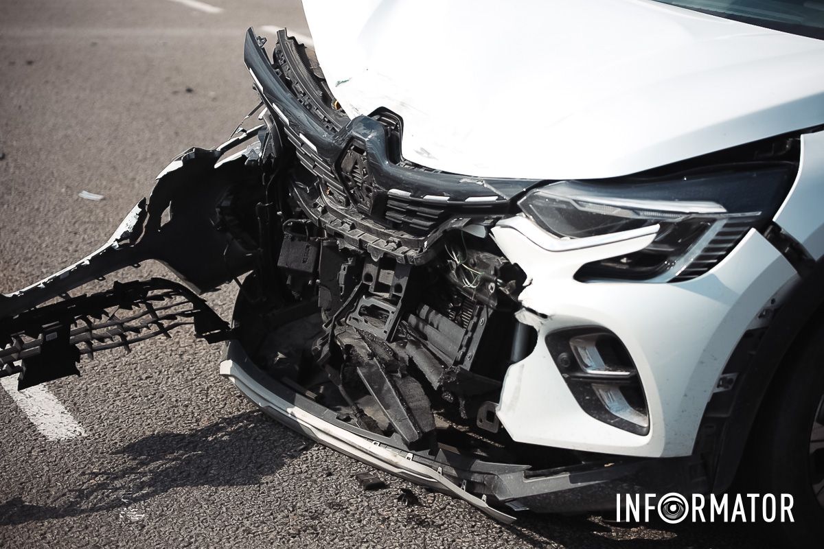 Пошкоджена передня частина Renault BMW розірвало на шматки: навпроти «Метро» на виїзді із Дніпра сталася масштабна ДТП 6