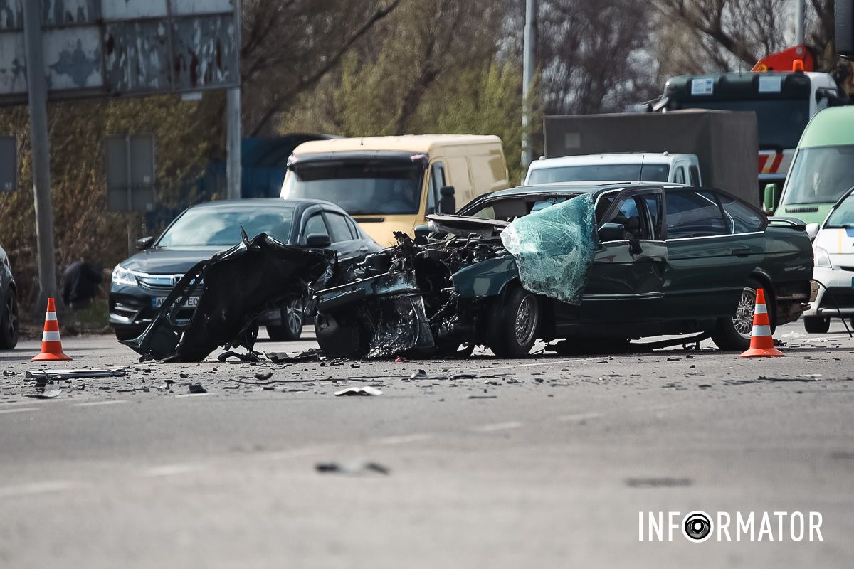 Те, що залишилось від німецького авто BMW розірвало на шматки: навпроти «Метро» на виїзді із Дніпра сталася масштабна ДТП 13