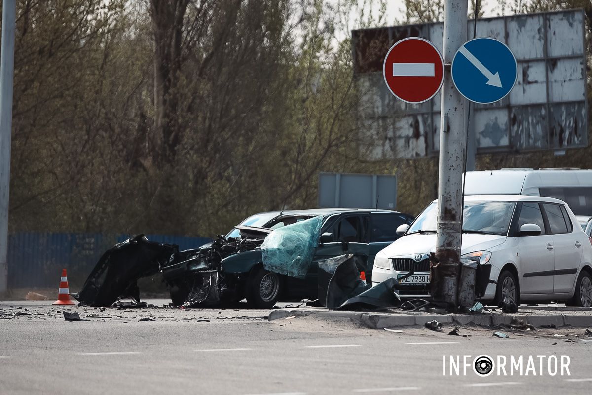 Без постраждалих BMW розірвало на шматки: навпроти «Метро» на виїзді із Дніпра сталася масштабна ДТП 25