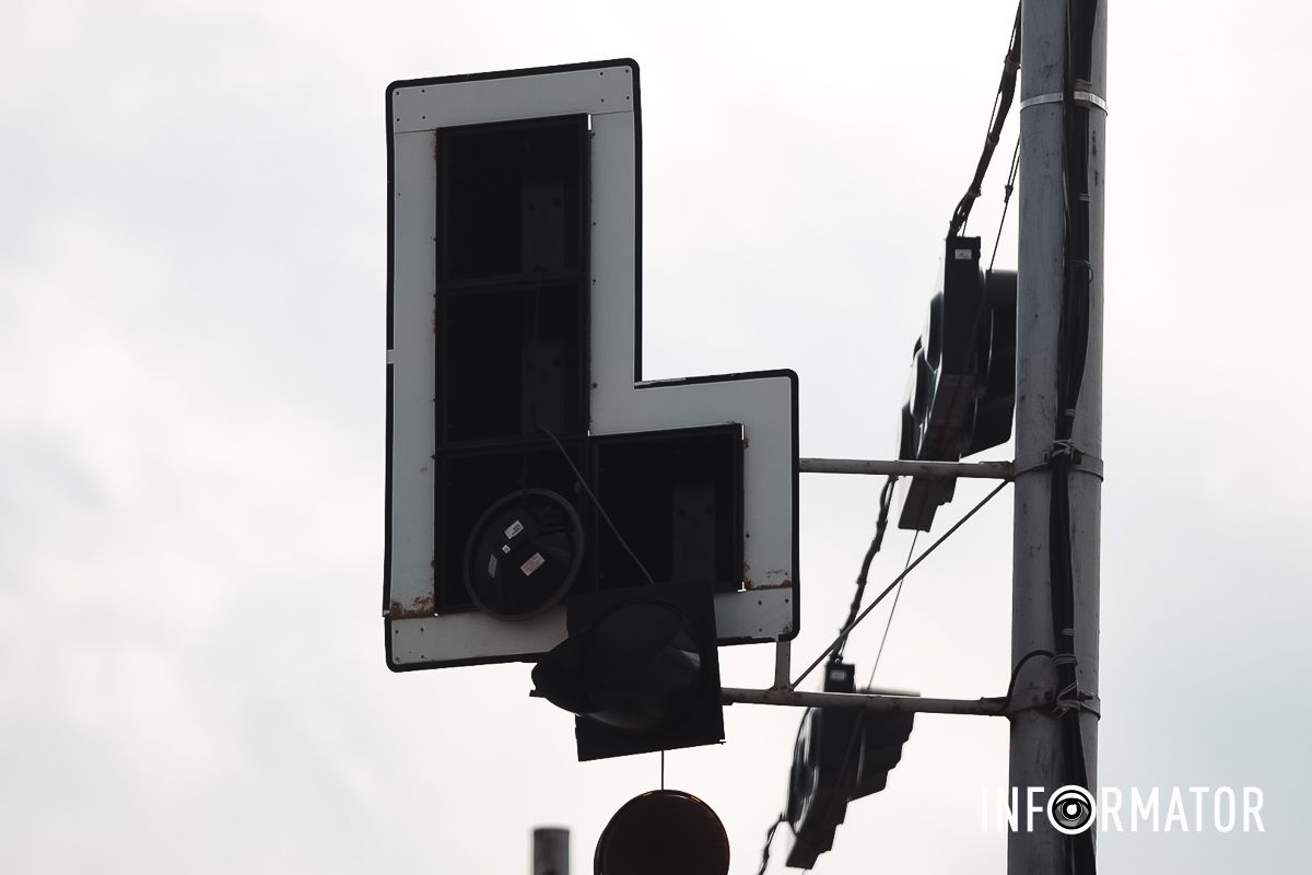 Понівечений світлофор BMW розірвало на шматки: навпроти «Метро» на виїзді із Дніпра сталася масштабна ДТП 19