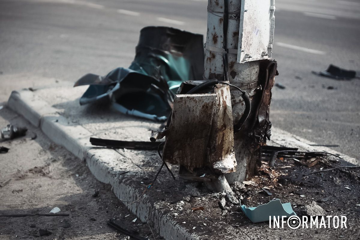 Зачепило й світлофор BMW розірвало на шматки: навпроти «Метро» на виїзді із Дніпра сталася масштабна ДТП 15