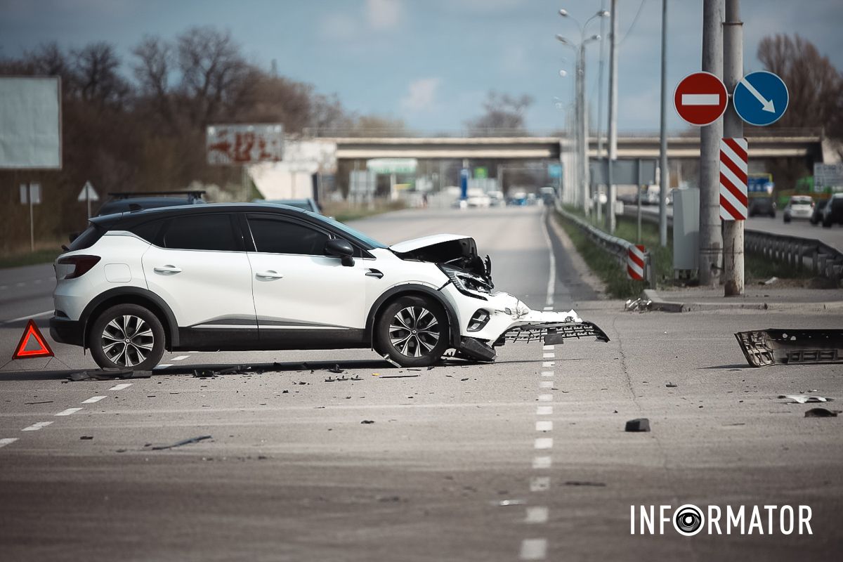 Авто посеред дороги BMW розірвало на шматки: навпроти «Метро» на виїзді із Дніпра сталася масштабна ДТП 16