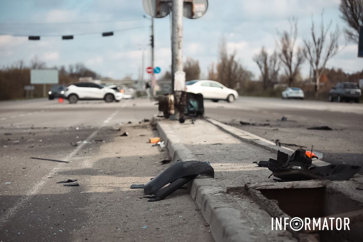 Уламки транспортних засобів BMW розірвало на шматки: навпроти «Метро» на виїзді із Дніпра сталася масштабна ДТП 21