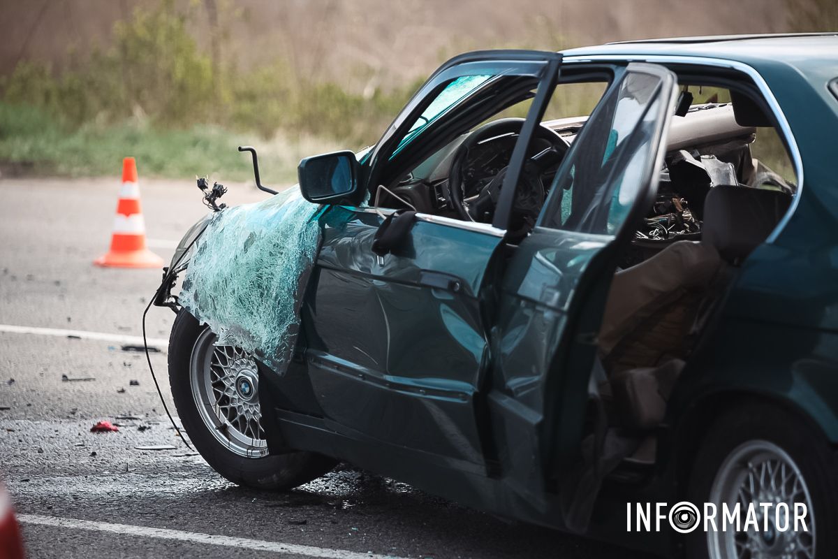 Усі обставини встановлюють BMW розірвало на шматки: навпроти «Метро» на виїзді із Дніпра сталася масштабна ДТП 17