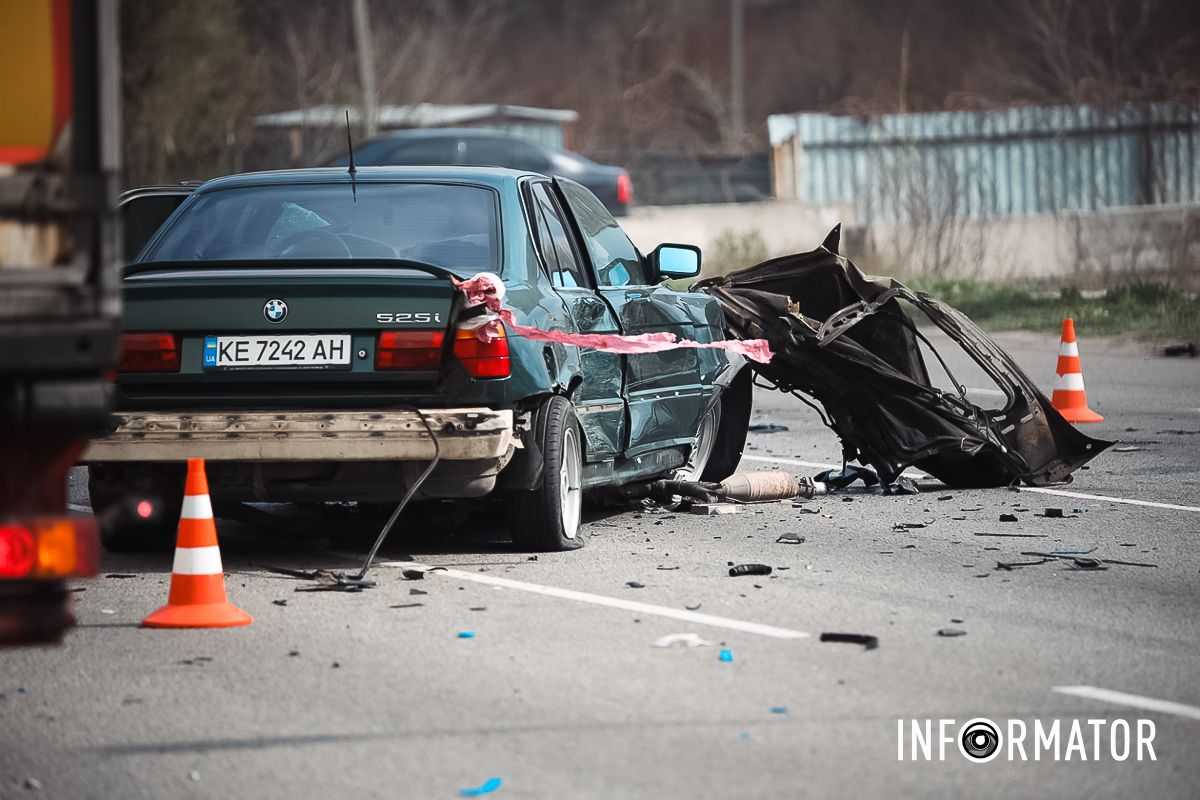 Наслідки зіткнення у Дніпровському районі BMW розірвало на шматки: навпроти «Метро» на виїзді із Дніпра сталася масштабна ДТП 27