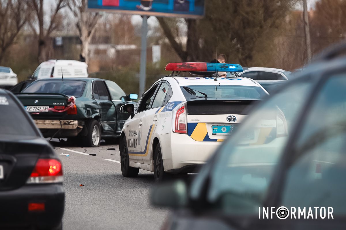 Патрульні на місці ДТП BMW розірвало на шматки: навпроти «Метро» на виїзді із Дніпра сталася масштабна ДТП 18