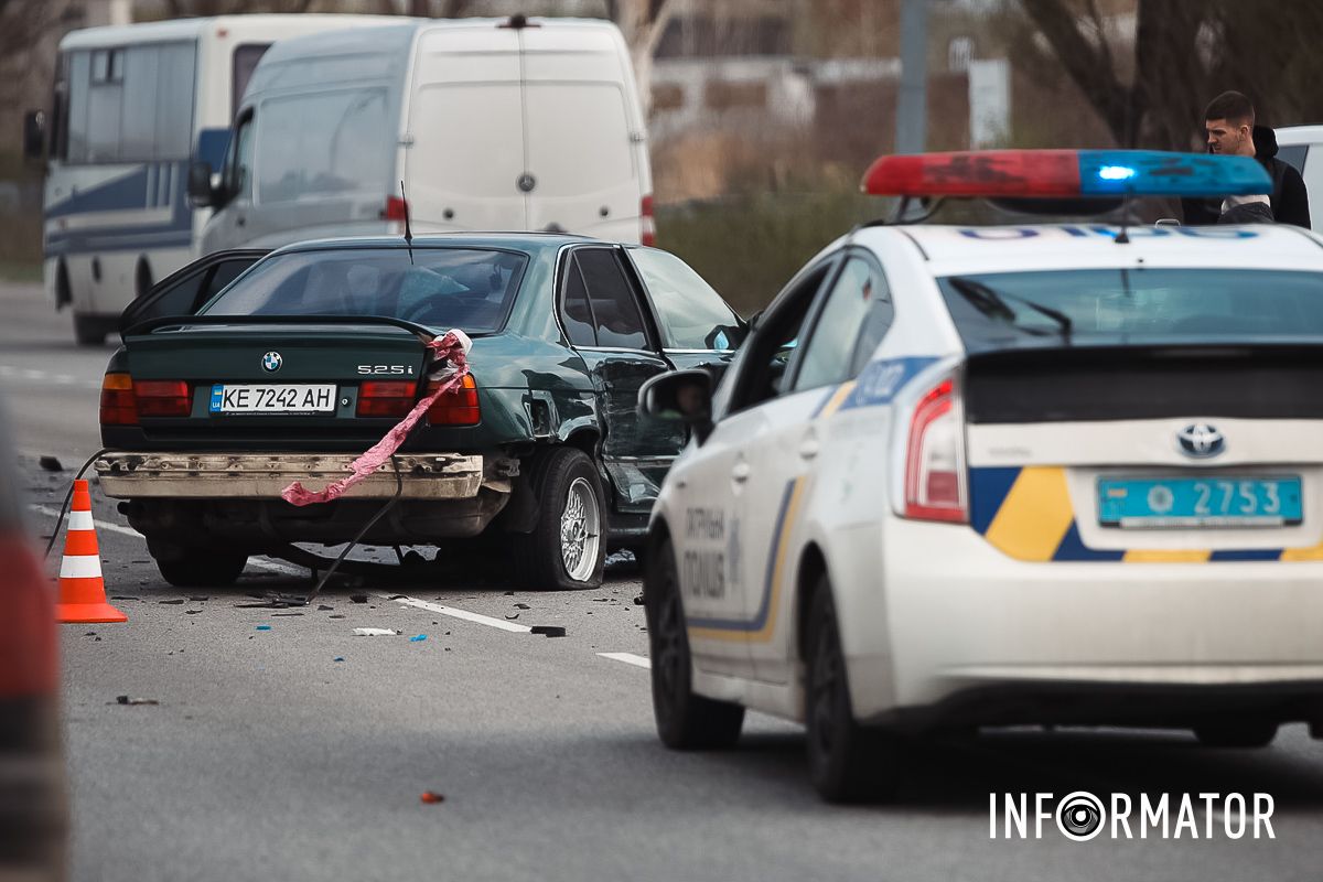 Рух ускладнений, є затор BMW розірвало на шматки: навпроти «Метро» на виїзді із Дніпра сталася масштабна ДТП 23