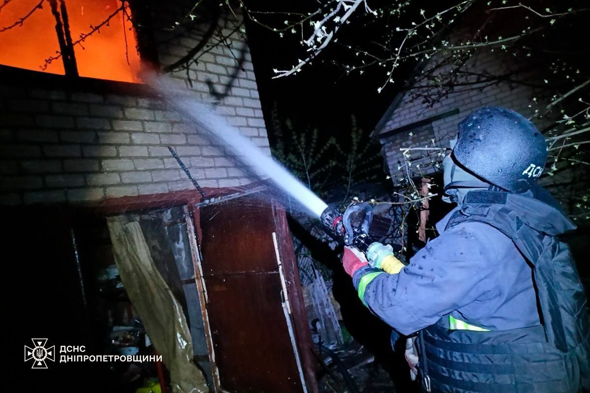 Рятувальники борються з вогнем Рятувальники борються з вогнем