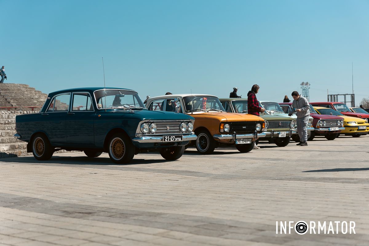 На Фестивальному причалі зібралися десятки поціновувачів старих автомобілів