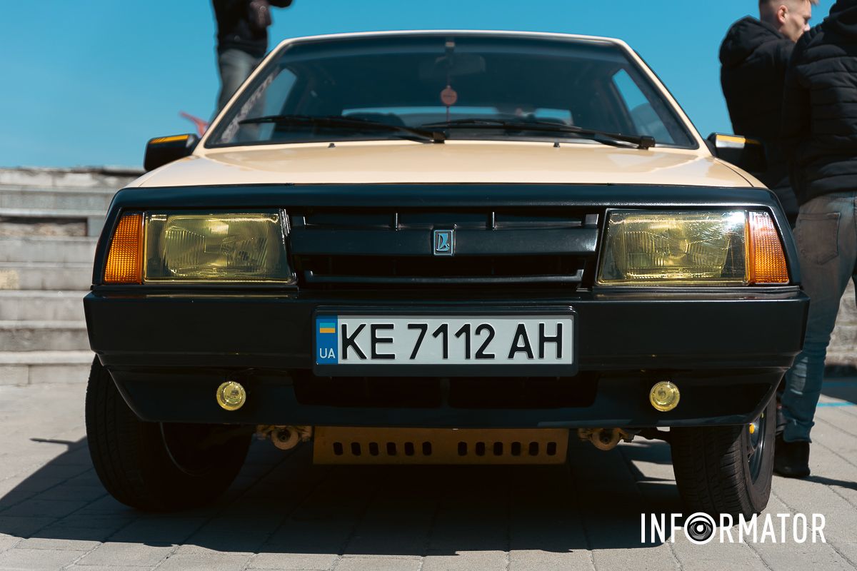 Люди із захопленням розглядали машини, фотографувались і спілкувались з власниками