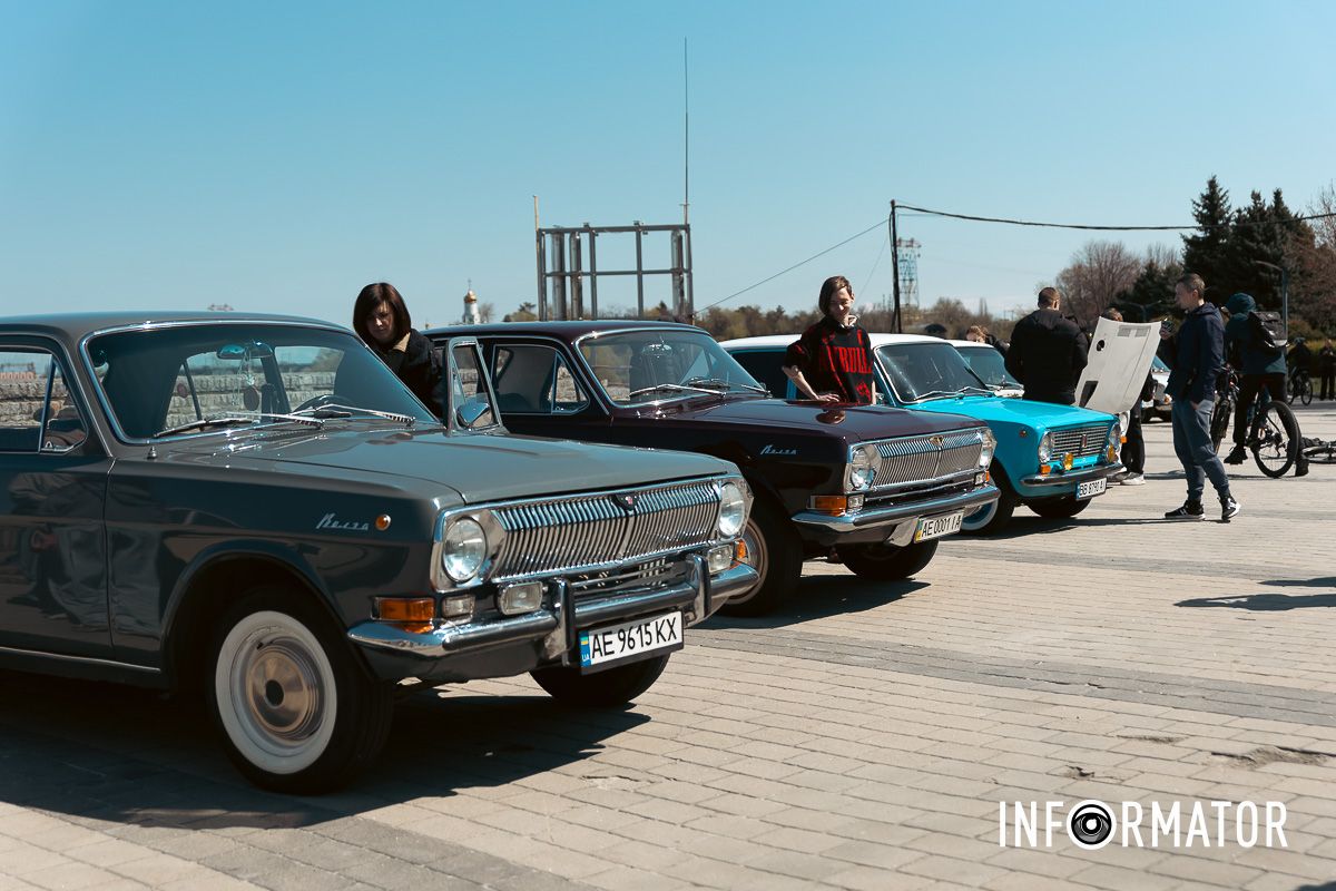 Атмосфера була дружньою та теплою. Серед авто — унікальні моделі, яким понад 30 років. Це і радянські “Волги”, і класичні Volkswagen, і старі Mercedes.
