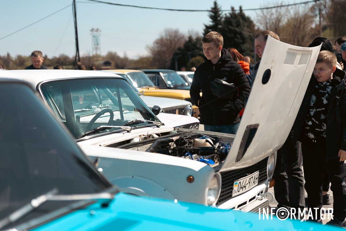 Всі охочі могли не лише подивитися на унікальні машини, а й дізнатися історії про кожну з них