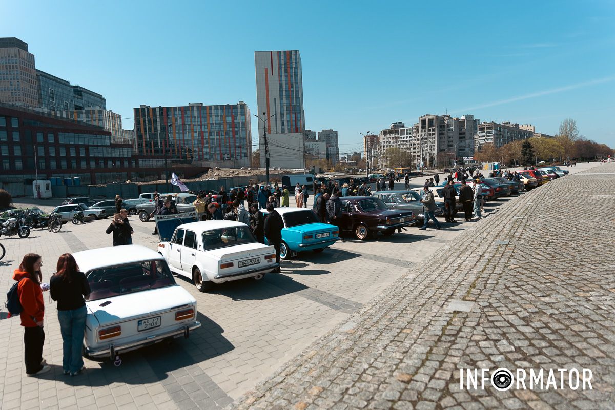 Глядачі розглядають унікальні моделі