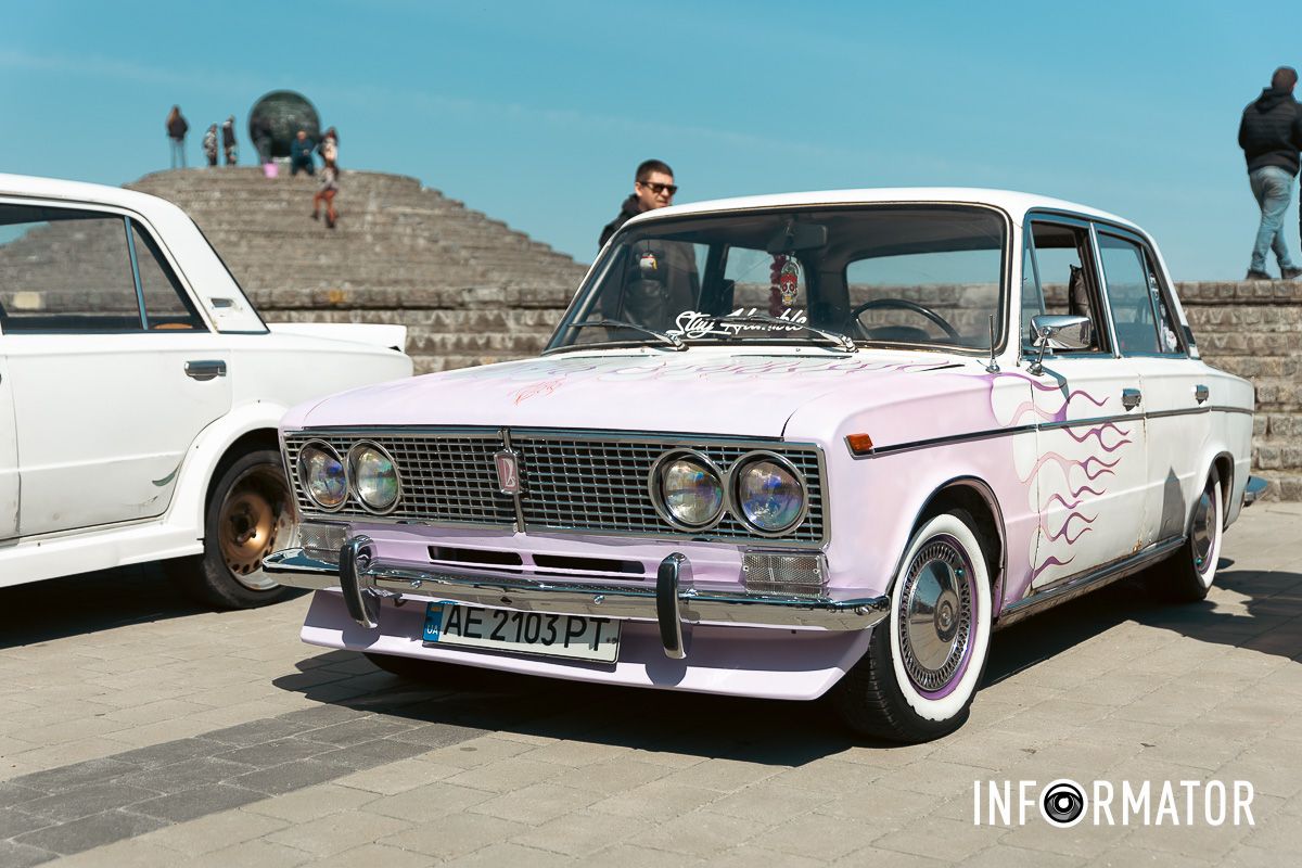 Містяни фотографуються з авто