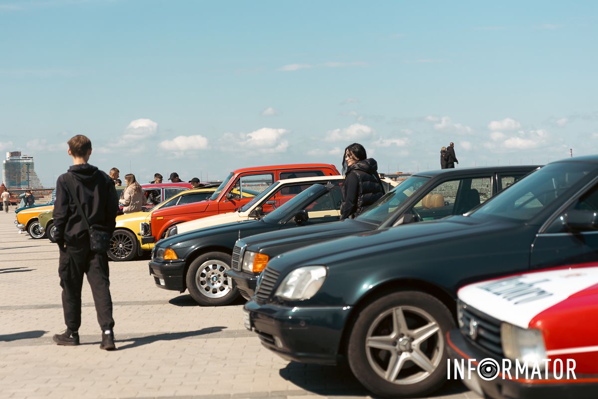 Власники ретро-авто обговорюють техніку